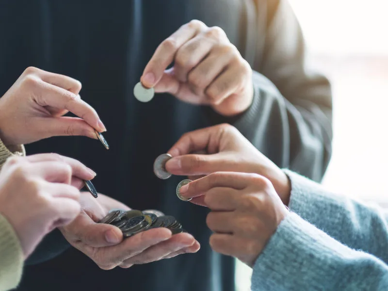 Image en gros plan de personnes effectuant une collecte d'argent pour Steptember