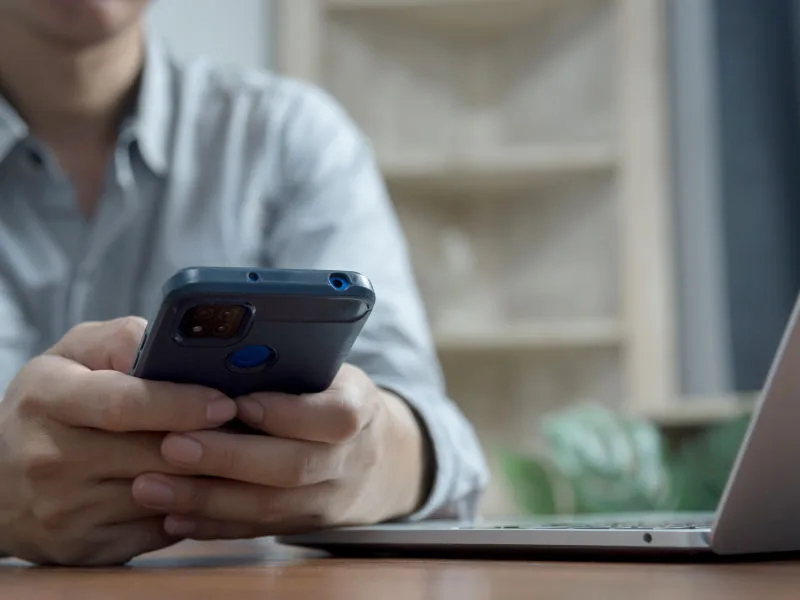 Homme utilisant un téléphone portable pour s'inscrire au challenge connecté Steptember