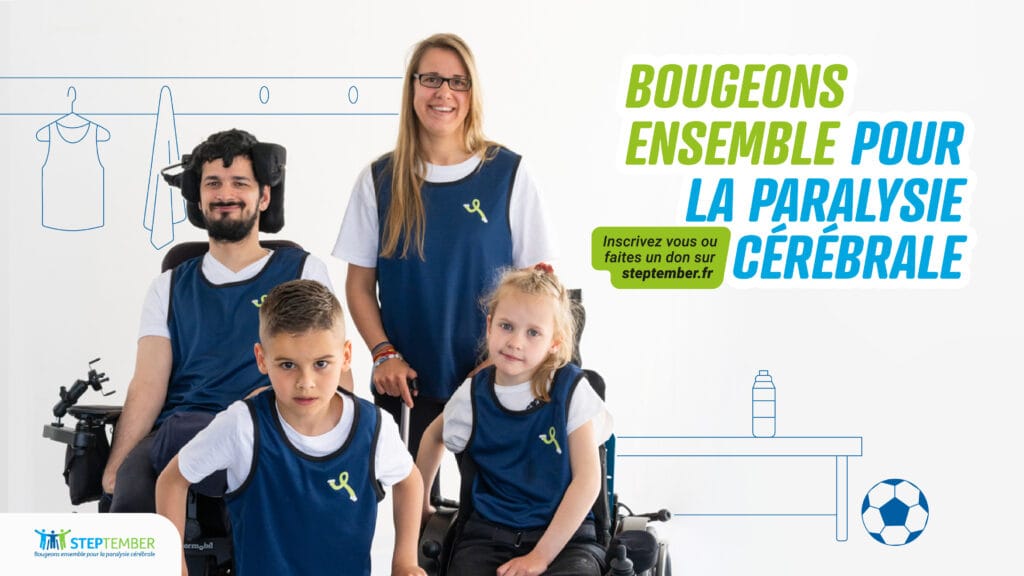 coachs Steptember sur fond de vestiaire et baseline "Bougeons ensemble pour la paralysie cérébrale"