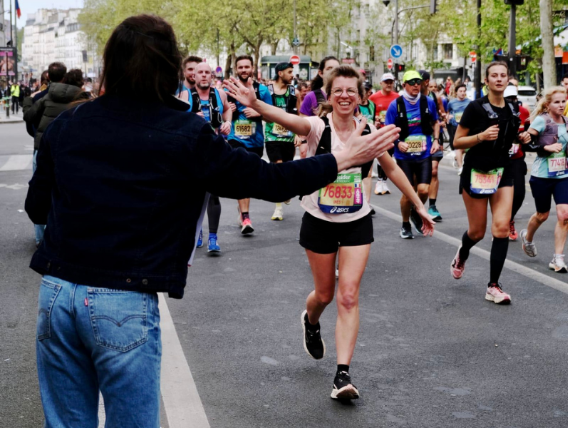 ines au marathon de Paris 2026 et qui tape la man d'une dame de dos