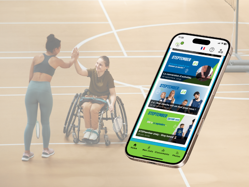 joueuses de badminton se tapant la main et mock up application steptember au premier plan