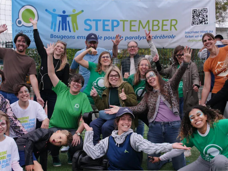 personnes devant bannière steptember lors de la journée relai du 13 septembre 2025